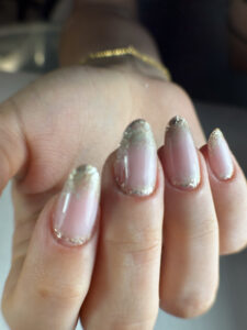 Uñas en tonos nude con efecto cromado