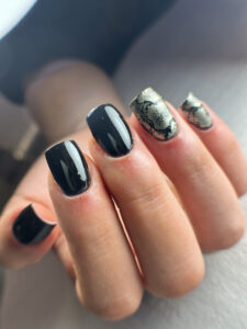 Uñas en azul oscuro con decoración