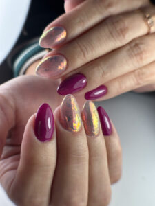 Uñas en burdeos con efecto metálico