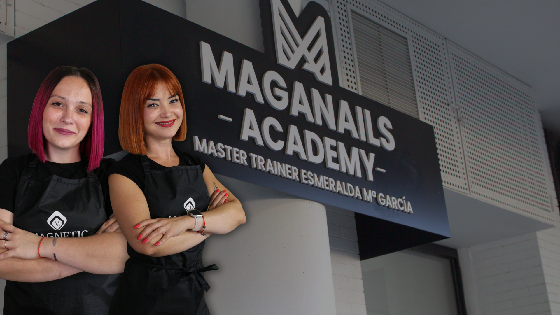 Esmeralda y Coral, formadoras de MagaNails Academy, en la academia de Almería