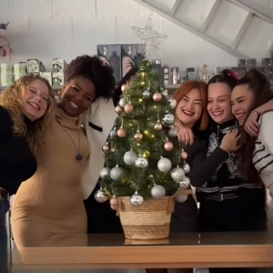 Alumnas y formadoras celebrando la Navidad en la academia