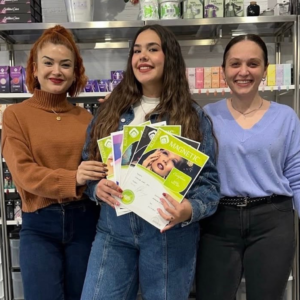 Alumnas con sus diplomas de MagaNails Academy
