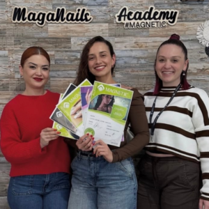 Tres alumnas con sus diplomas del curso de uñas
