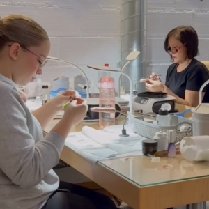 Alumnas practicando en las mesas de trabajo de la academia