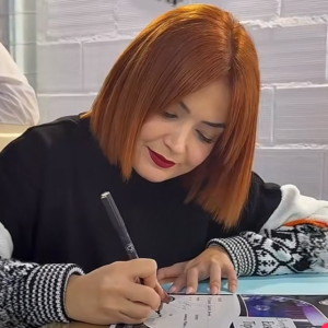 Formadora trabajando en su mesa de manicura
